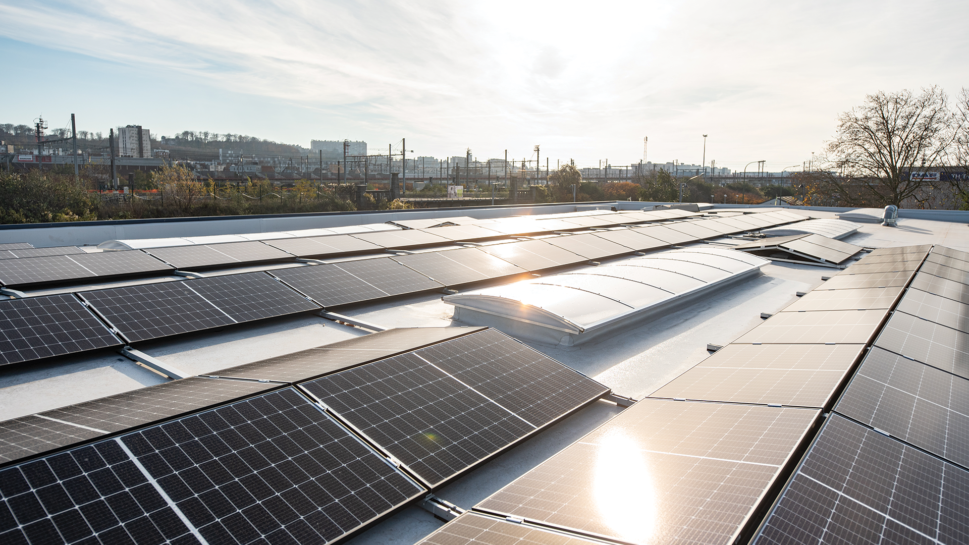 Toiture plate panneaux photovoltaïques bâtiment industriel