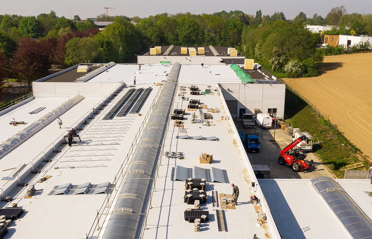 Coordination toiture plate et installation panneaux photovoltaïques
