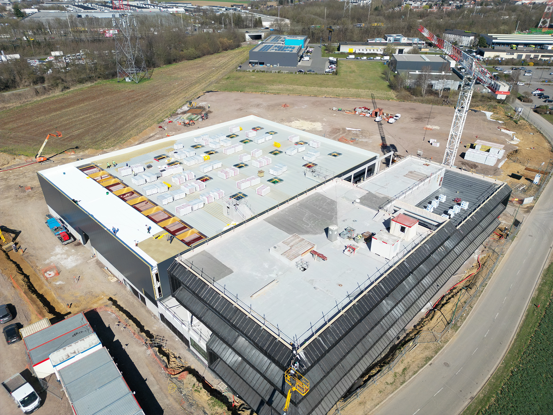 Toiture plate industrielle neuve — chantier Eiffage Ans